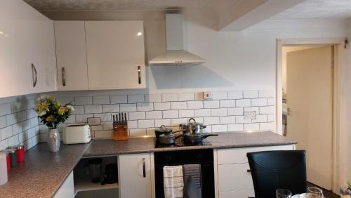 Gillingham Apartment | Gillings Villa -5 Bed Great For Long & Short Stay! Gillingham Kent