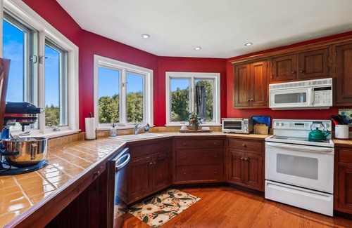 Moscow House | Gin Brook Estate - Spectacular mountain views!