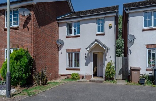 Bowthorpe House | "Ginger and Gold Haven" – Peaceful Retreat with Free Parking, Garden, and Super King Bed