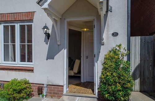 Bowthorpe House | "Ginger and Gold Haven" – Peaceful Retreat with Free Parking, Garden, and Super King Bed