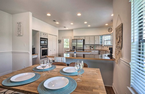 Garfield House | ‘Gingerland Ranch’ in Del Valle: Game Room & Porch