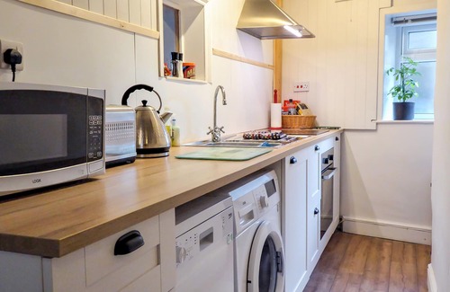 Ainley Top Cottage | GINNEL CORNER, family friendly, character holiday cottage in Golcar