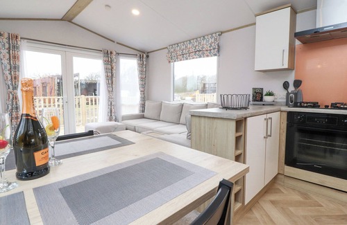 Wesham Cottage | GIORGIO, family friendly, with hot tub in Warton, Lancashire