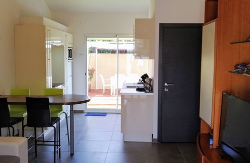La Crau House | Gîte 1 bed, sleeps 3, garden and parking, small swimming pool, 15 mins from the sea.