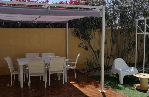 La Crau House | Gîte 1 bed, sleeps 3, garden and parking, small swimming pool, 15 mins from the sea.