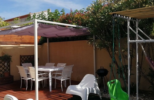 La Crau House | Gîte 1 bed, sleeps 3, garden and parking, small swimming pool, 15 mins from the sea.