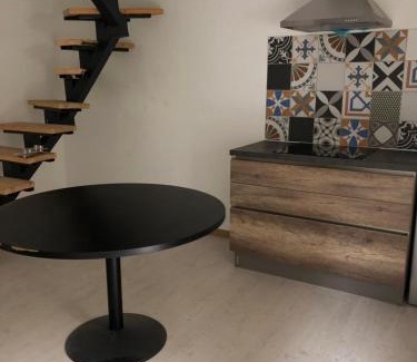 Jujurieux Apartment | Gite 3 étages dans ruelle au calme