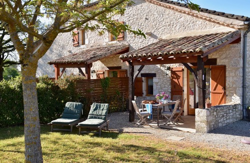 Monflanquin House | Gîte 3 "Le Coin" air-conditioned with large swimming pool/terrace overlooking Bastide