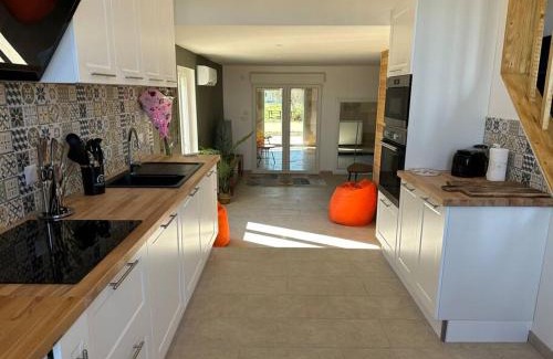 Frignicourt House | Gite 5 chambres, piscine intérieure, proche du Der