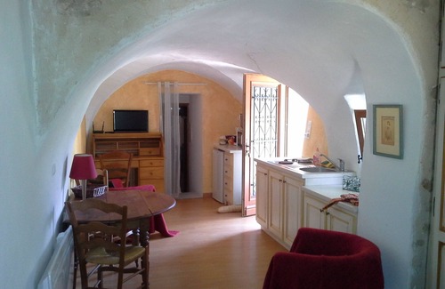 Peypin-d'Aigues Apartment | Gite app La Marie *