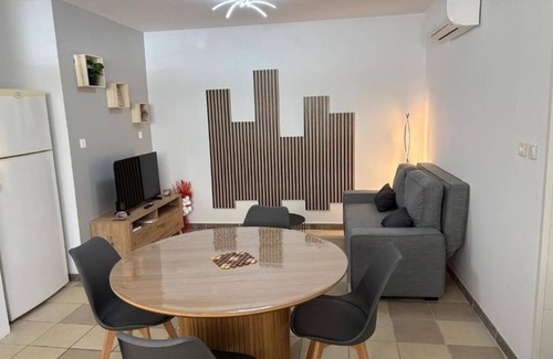Nissan-lez-Enserune Cabin | Gite chez Galinette 50M2 plus 50M2 private terrace 300m from center