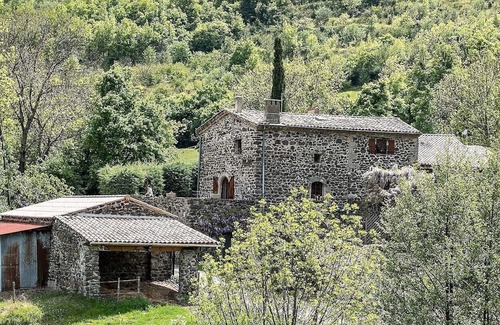 Saint-Priest House | Gite du clos long, in a secluded hamlet