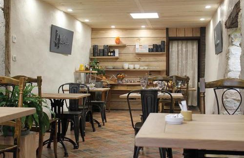 Proulieu House | GITE DU ROY D'AMONT Plaine de l'Ain, Parking, Local vélo et table d'hôtes
