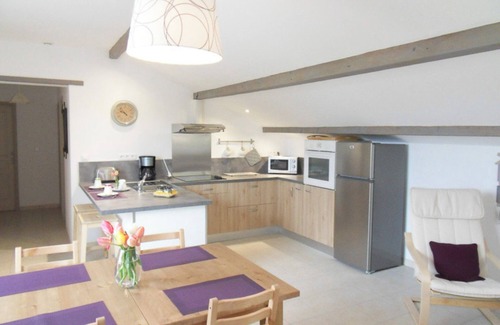 Greoux-les-Bains Cottage | Gîte 'Fleur De Thym' with Shared Pool, Communal Terrace and Air Conditioning