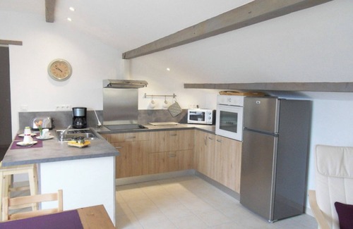 Greoux-les-Bains Cottage | Gîte 'Fleur De Thym' with Shared Pool, Communal Terrace and Air Conditioning