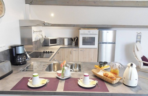 Greoux-les-Bains Cottage | Gîte 'Fleur De Thym' with Shared Pool, Communal Terrace and Air Conditioning