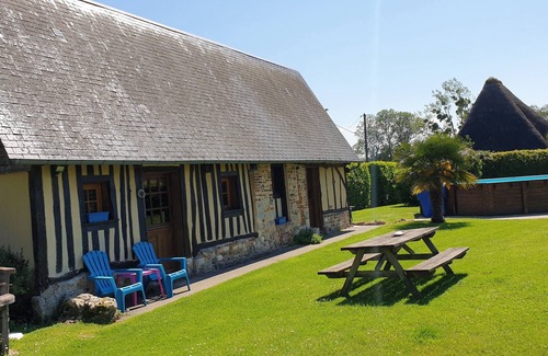 Fatouville-Grestain Cottage | Gite for 2 to 3 people near Honfleur with swimming pool