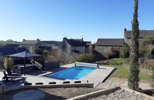 Durenque House | Gite for 8 people, heated swimming pool-SPA in the heart of the village with private garden
