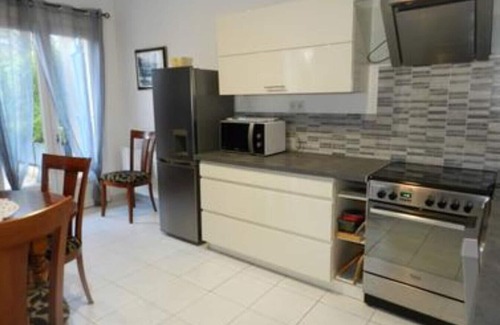 Laree Cottage | Gîte 'Gite Isis' with Private Terrace, Shared Garden and Wi-Fi