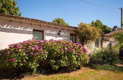 Saint-Coutant-le-Grand Cottage | Gîte "Ile d'Aix" with shared 7x7m swimming pool, 20 minutes from the beach
