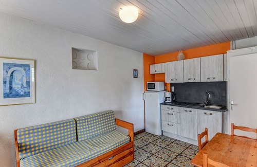 Saint-Savinien House | Gîte in a holiday park with swimming pool