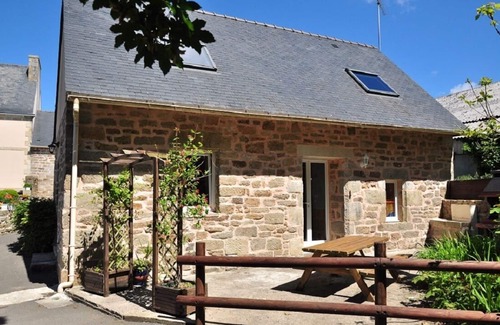Plogonnec House | Gîte in Lopéau 4/6 people with swimming pool/spa, near the sea, tourist activities