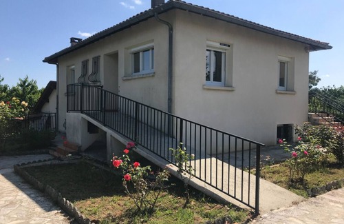 Montauban House | Gite in Montauban - equipped kitchen - car parking - garden with barbecue