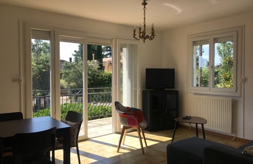 Montauban House | Gite in Montauban - equipped kitchen - car parking - garden with barbecue