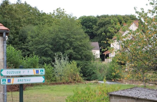 Ouzouer-sur-Trezee Apartment | Gite in quiet hamlet by the canal, between Guédélon and Loire Valley