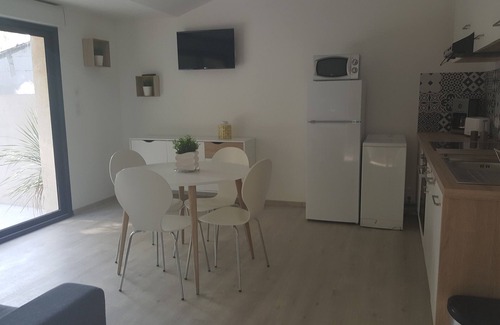Bedarrides Cottage | Gite LE PILA new air-conditioned apartment located in a park