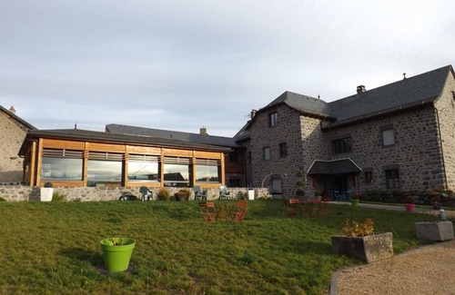 Neussargues-Moissac Cottage | Gite Neussargues en Pinatelle, 5 bedrooms, 10 persons