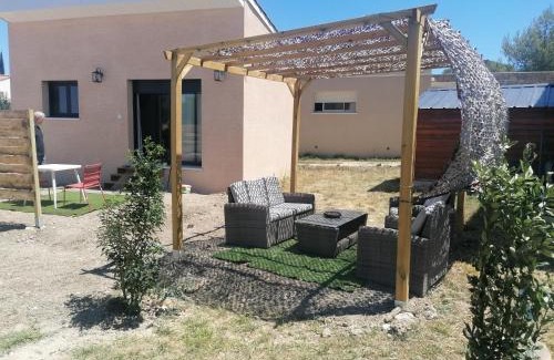Crespian House | Gite neuf avec accès sauna, bain a remous
