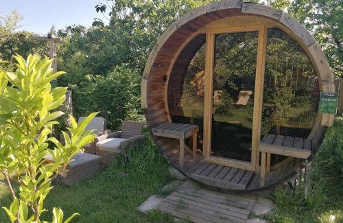 Crespian House | Gite neuf avec accès sauna, bain a remous