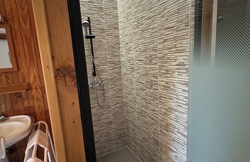 Orainville Bed & Breakfast | Gîte + Party room + Bedroom with private shower & toilet