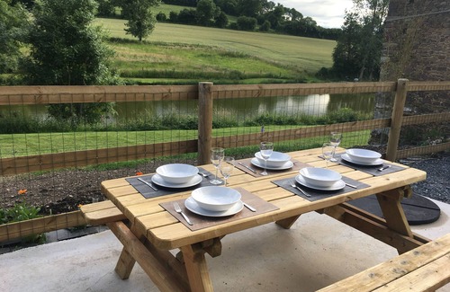 La Chapelle sur Vire House | Gîte, private fishing ponds, spa and swimming pool