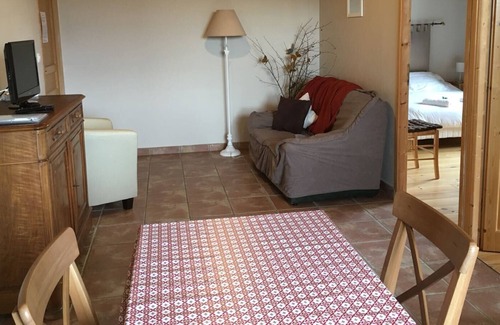 Saint-Vincent Apartment | Gîte Ravin de Corboeuf with heated swimming pool in the heart of Auvergne