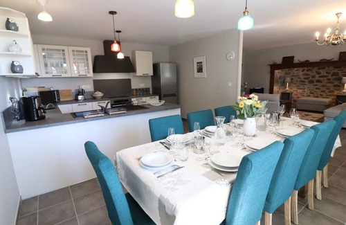 Saint-Bonnet-de-Salers Cottage | Gite Saint-Bonnet-de-Salers, 4 bedrooms, 9 persons