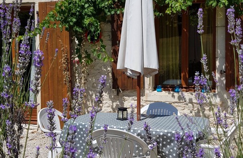 Saint-Pierre-de-Juillers Cottage | Gite Vierge