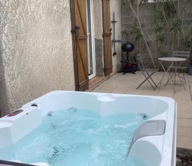 Roujan Villa | Gites de Lyse avec Jacuzzi
