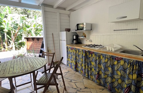 Cafeiere Cottage | Gites Les Vanilles lush tropical garden swimming pool 800m from the beach