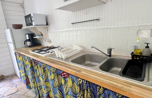 Cafeiere Cottage | Gites Les Vanilles lush tropical garden swimming pool 800m from the beach