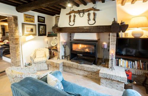Poderi Apartment | GiuMa Tuscany Historic Country House with Patio near Saturnia Spa