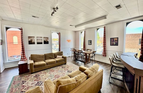 Fayetteville Apartment | “Give My All for Tennessee” in Downtown Fayetteville Near Jack Daniels