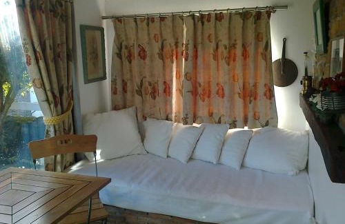 Saint-Coulomb Bed & Breakfast | GIVERNY COTTAGE