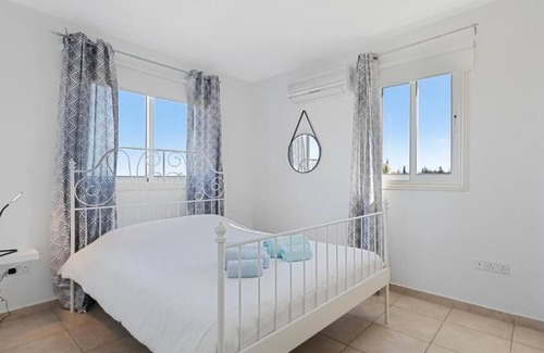 Lykabittos Apartment | Glabur Stays - The Sunny Atelier - Nicosia City
