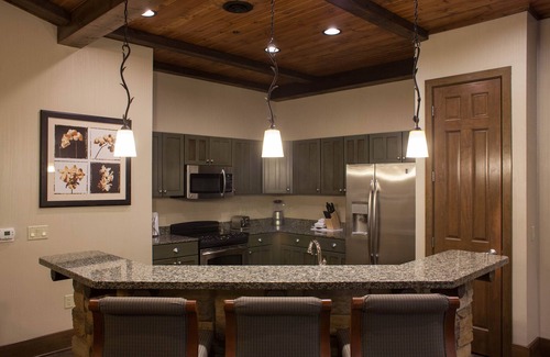 Lake Delton Resort | Glacier Canyon Resort With Free access to WaterParks and other Amenities