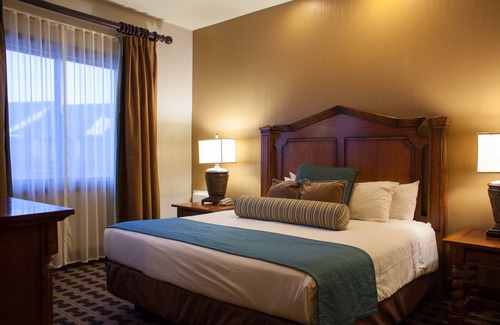 Lake Delton Resort | Glacier Canyon Resort With Free access to WaterParks and other Amenities