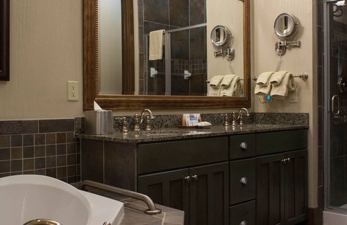 Lake Delton Resort | Glacier Canyon Resort With Free access to WaterParks and other Amenities