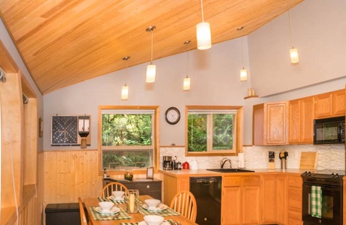 Glacier Cabin | Glacier Hideaway - Mt. Baker Cabin - AC, Hot Tub, BBQ, WiFi, EV