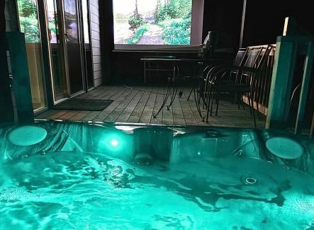 Ashford House | Glacier Run, Hot Tub, Sauna,Movie Theater, WiFi, EV